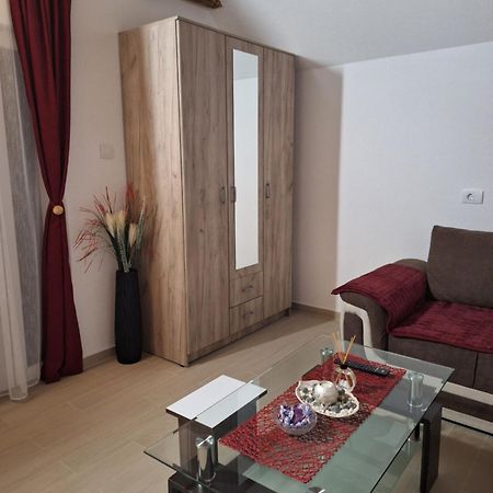 Apartmani Lena 플루지네 외부 사진