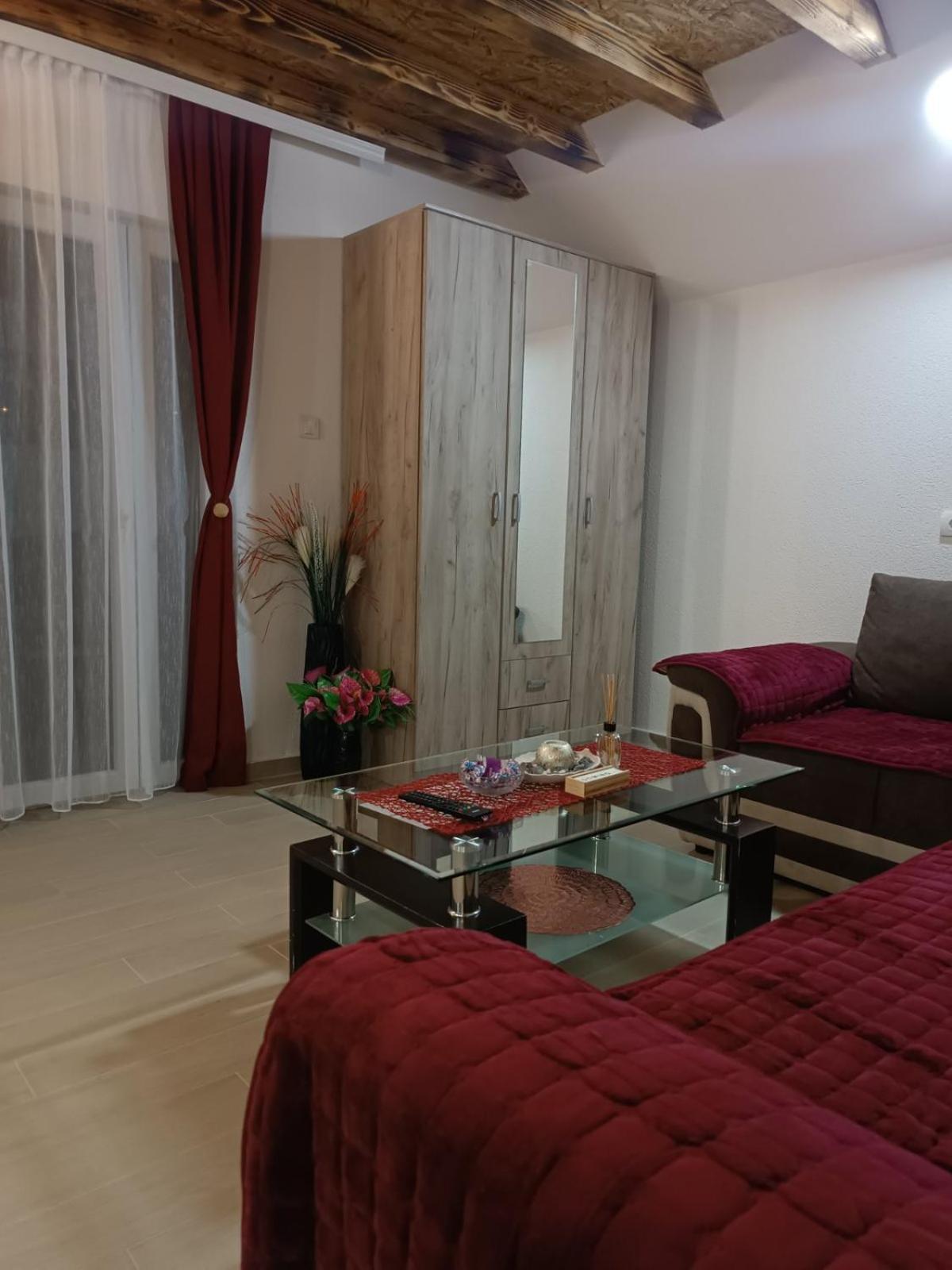 Apartmani Lena 플루지네 외부 사진