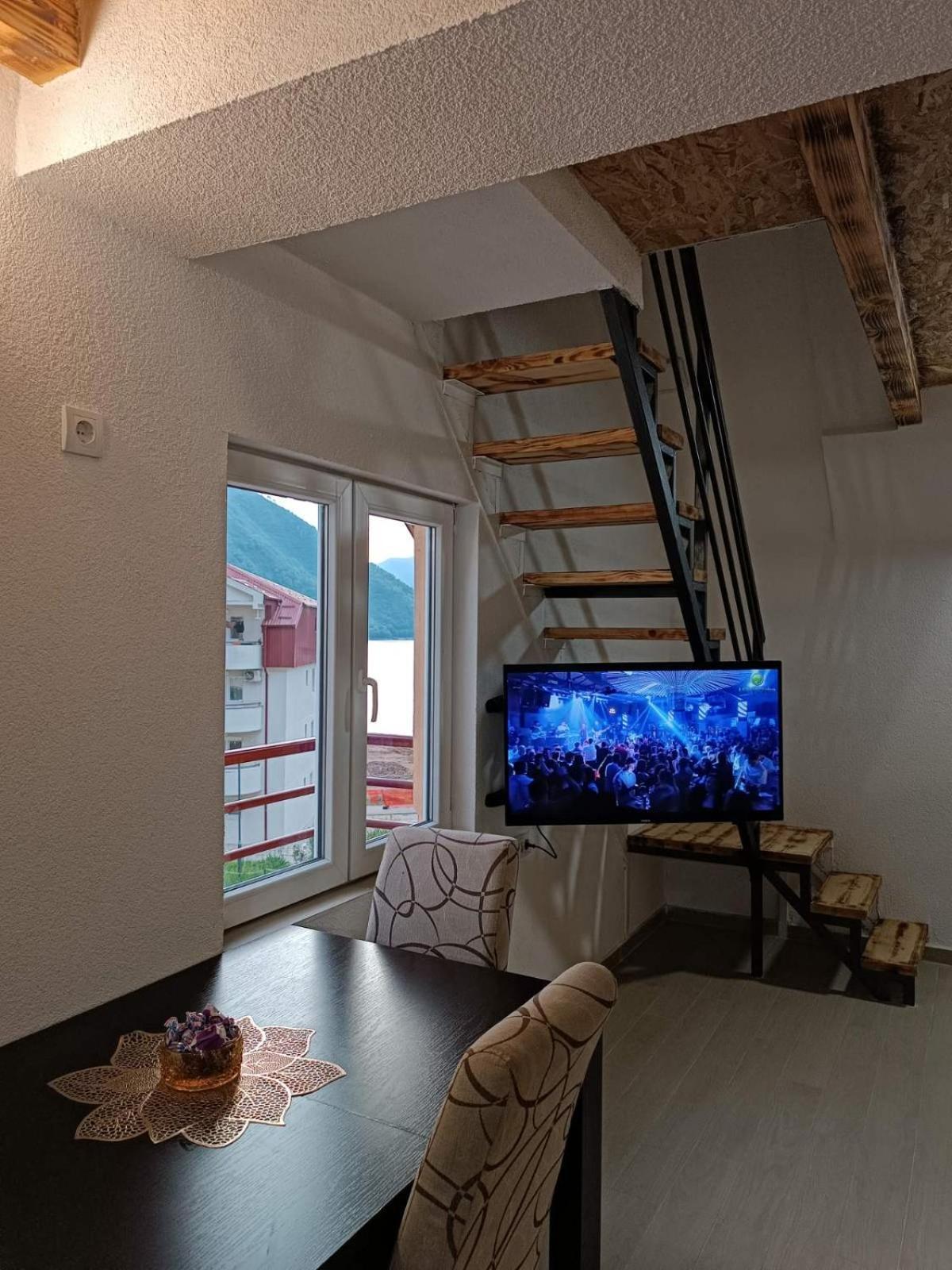 Apartmani Lena 플루지네 외부 사진