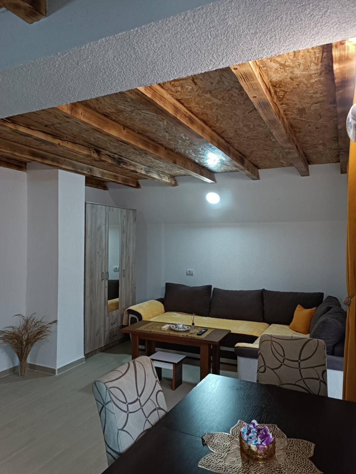 Apartmani Lena 플루지네 외부 사진