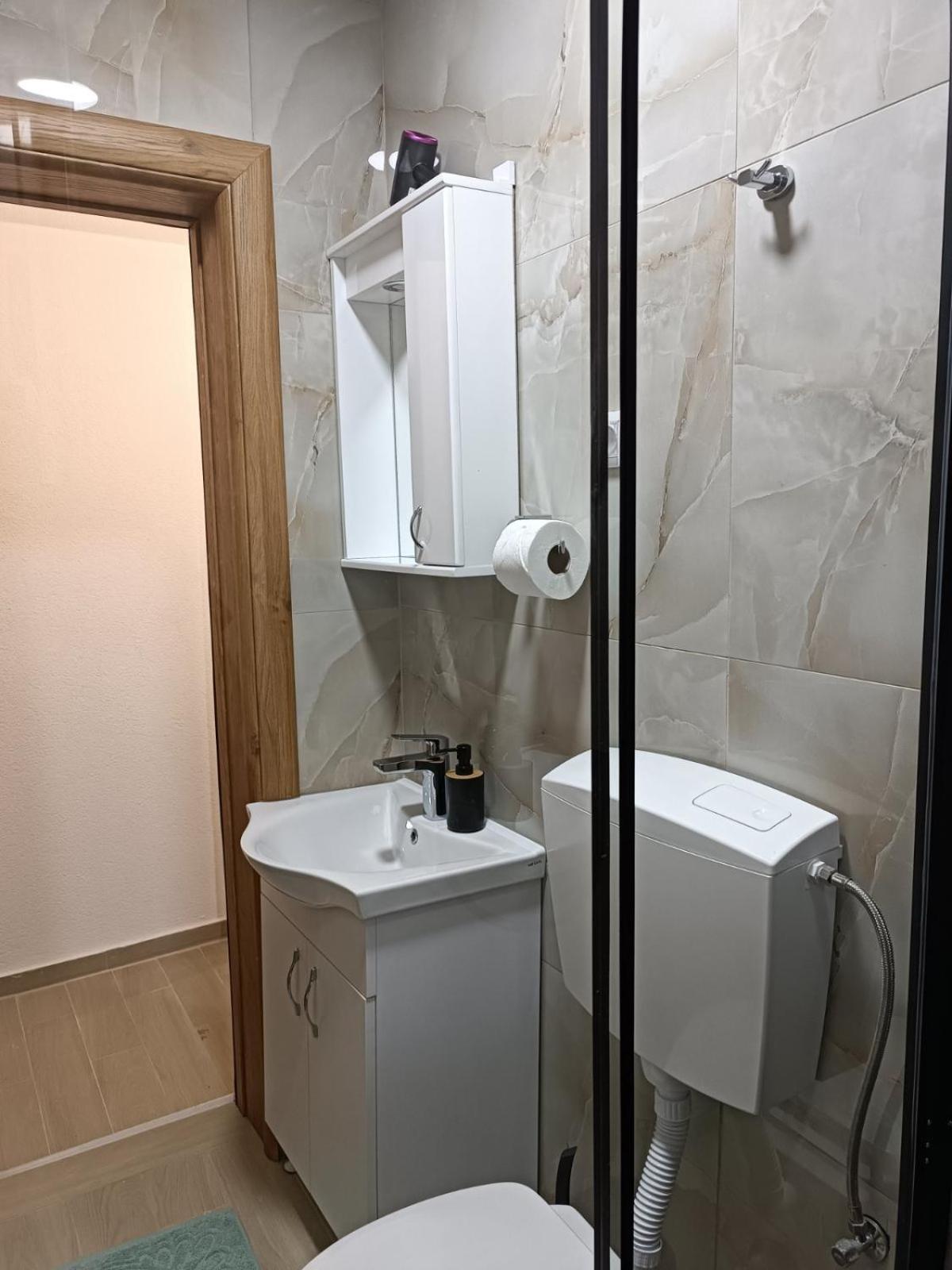 Apartmani Lena 플루지네 외부 사진