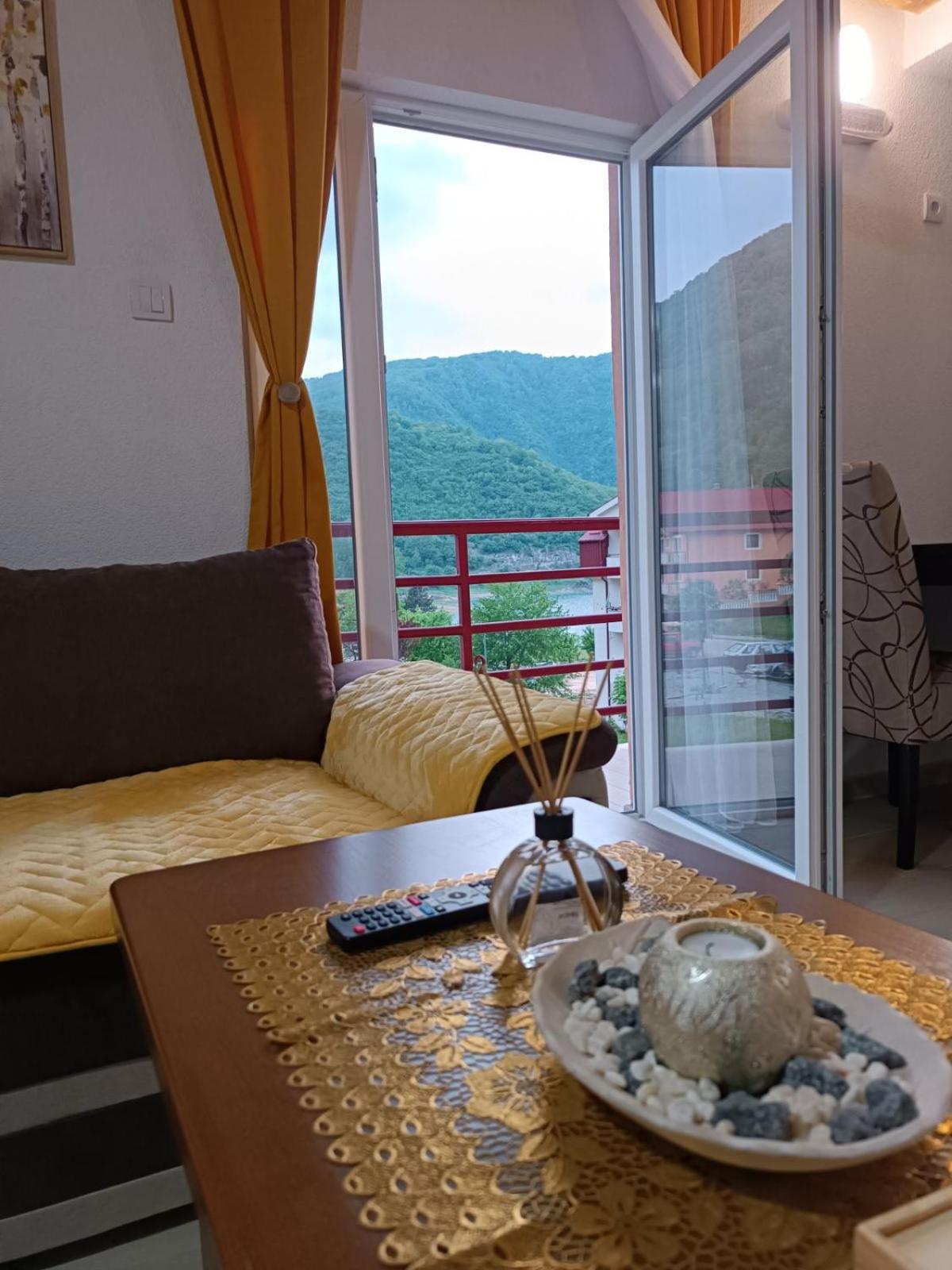 Apartmani Lena 플루지네 외부 사진